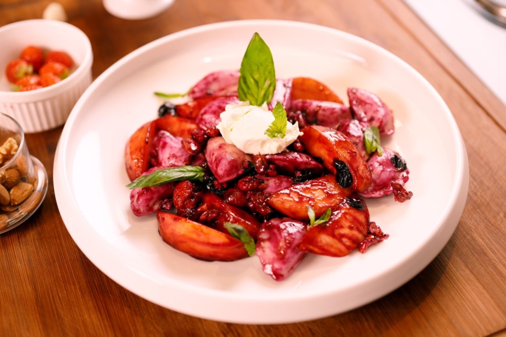 ყველის ვარენიკი ხილითა და ნაყინით