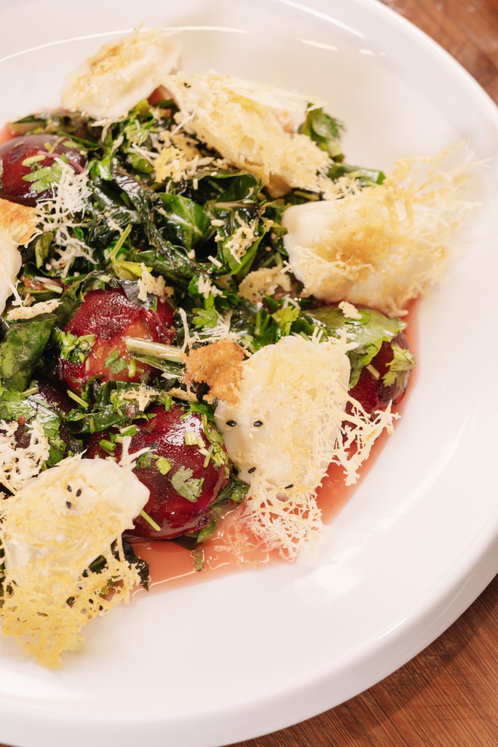 შებოლილი ყველის ვარენიკები ქლიავისა და ისპანახის გარნირით