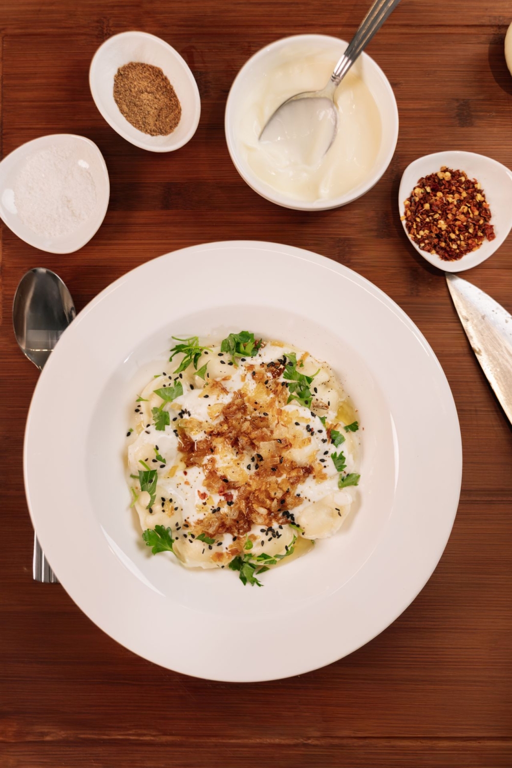 კარტოფილის ბალიშები არაჟნისა და მაწვნის სოუსით