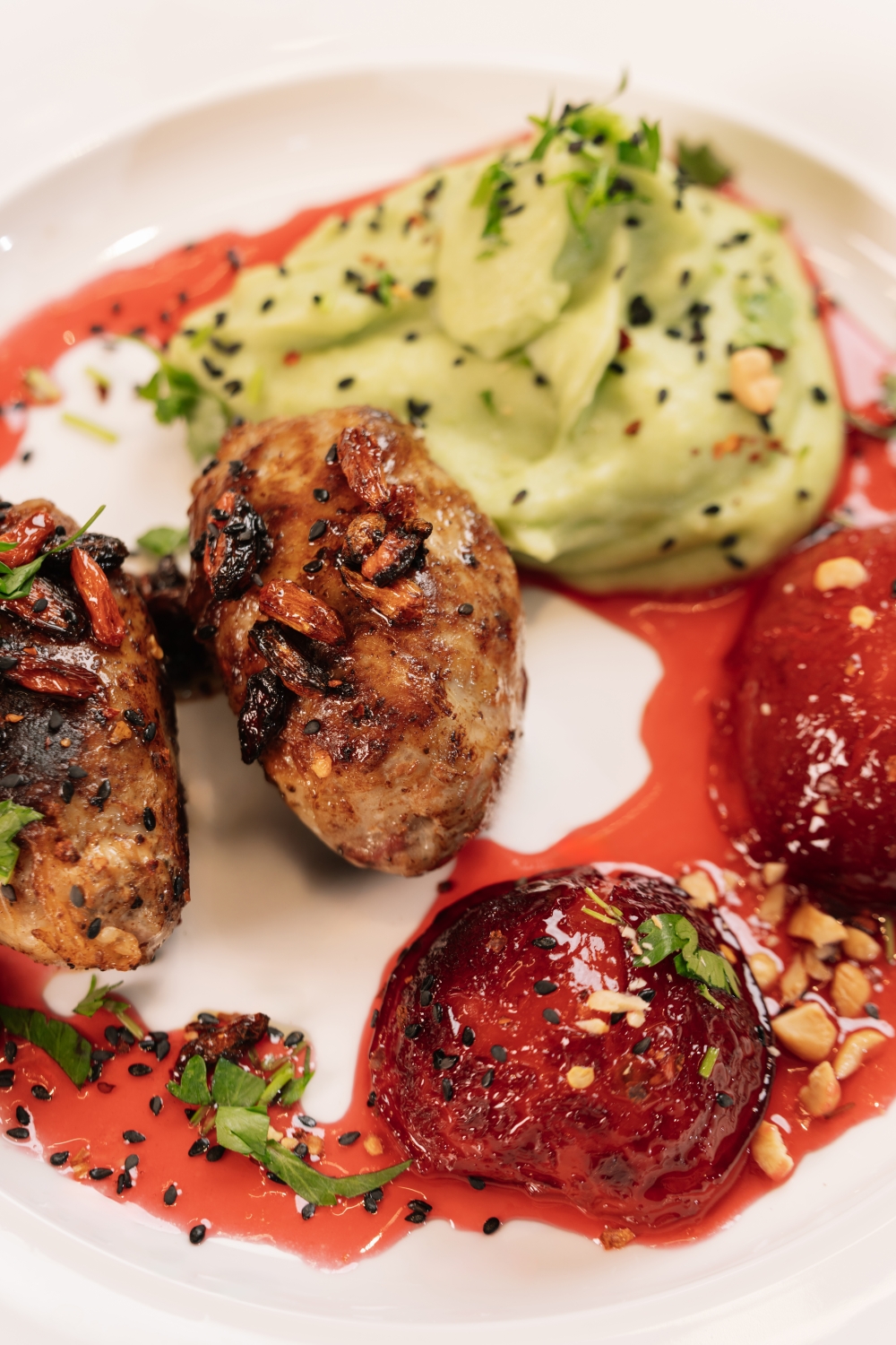 აფხაზურა ქლიავისა და მწვანე პიურეს გარნირით