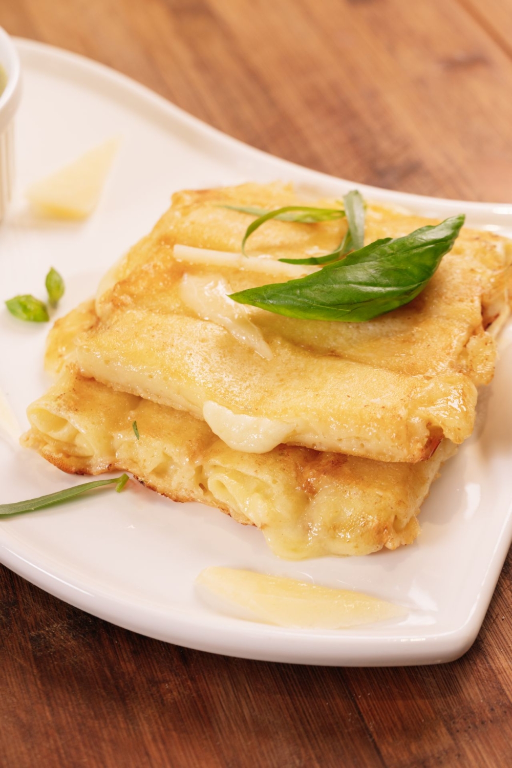 ყველის ბლინების ტოსტი მწვანე სოუსით